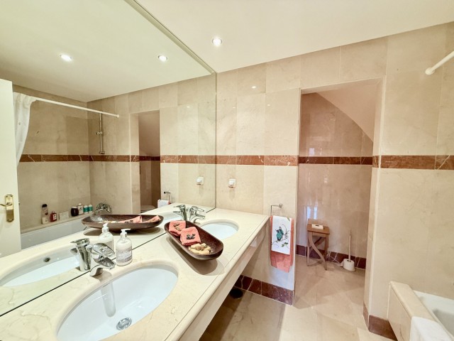 3 Sovrums Lägenhet i Estepona