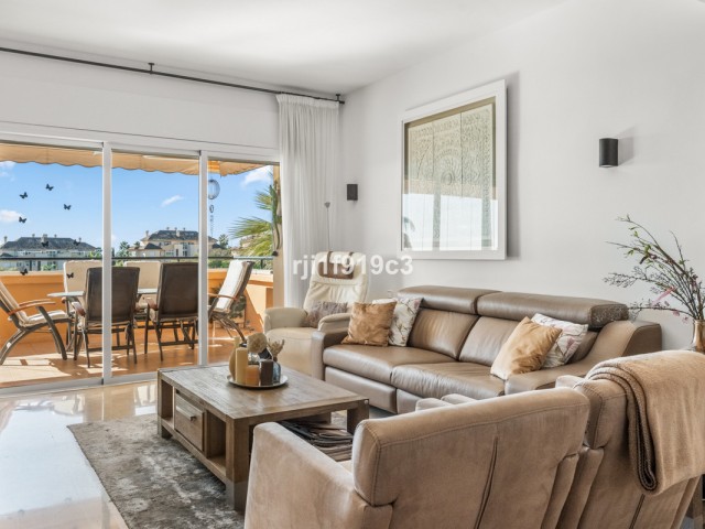 3 Bedrooms Apartment in Elviria