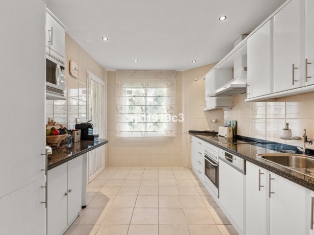 3 Bedrooms Apartment in Elviria