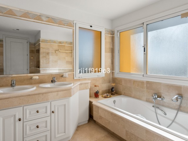 3 Bedrooms Apartment in Elviria