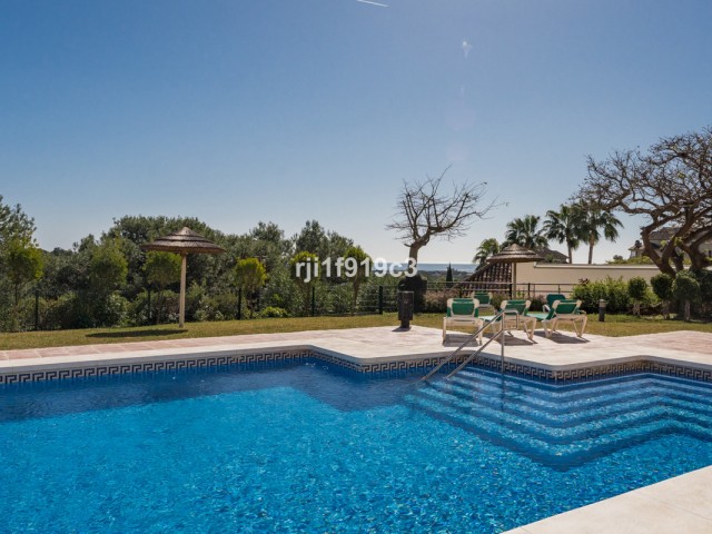 3 Bedrooms Apartment in Elviria