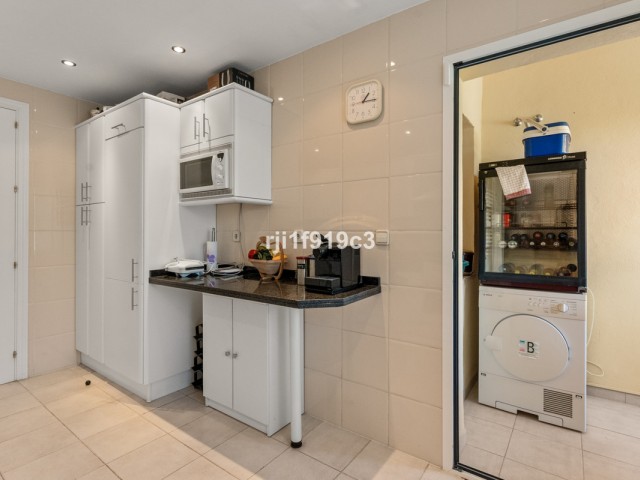 3 Bedrooms Apartment in Elviria