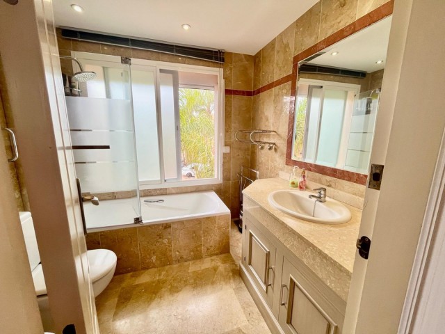 4 Schlafzimmer Reihenhaus in Nueva Andalucía