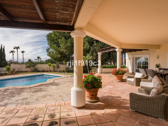 4 Makuuhuoneen Huvila Elviria