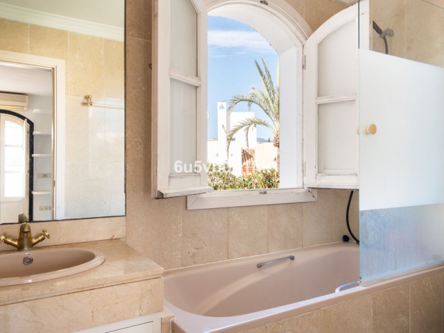 4 Schlafzimmer Reihenhaus in Nueva Andalucía