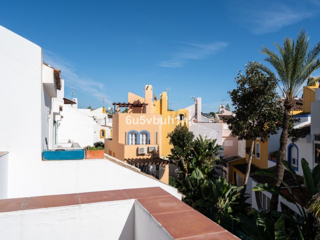 4 Schlafzimmer Reihenhaus in Nueva Andalucía