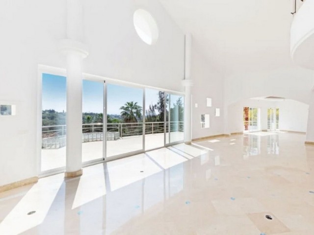 Villa avec 5 Chambres  à Los Almendros