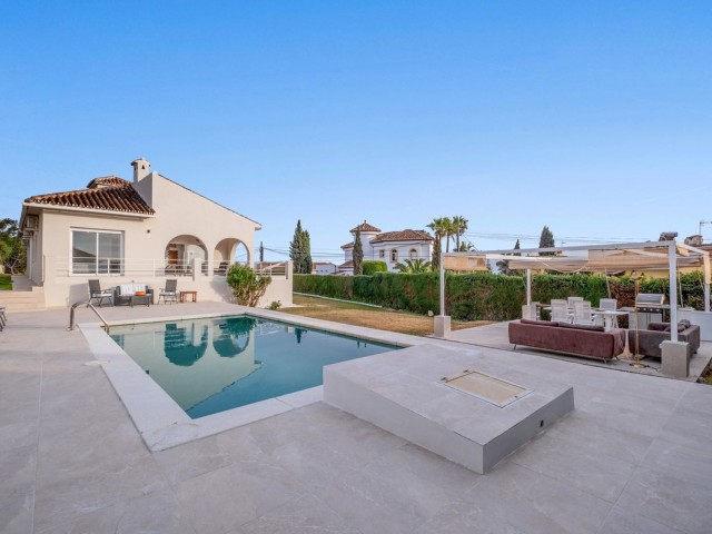 4 Bedrooms Villa in Elviria
