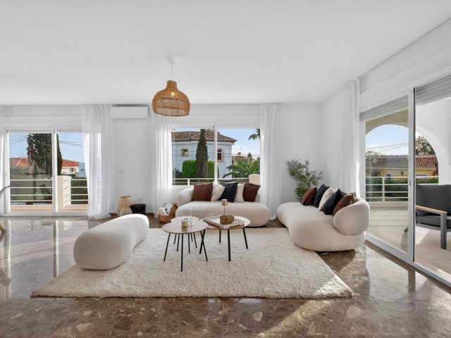 4 Bedrooms Villa in Elviria