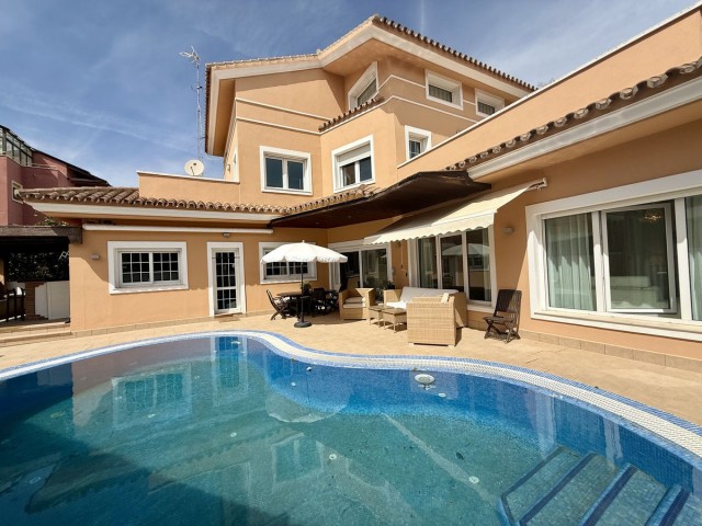 Villa avec 6 Chambres  à Playamar