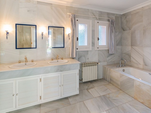 4 Bedrooms Villa in New Golden Mile