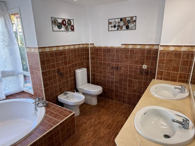 Appartement avec 4 Chambres  à Calahonda