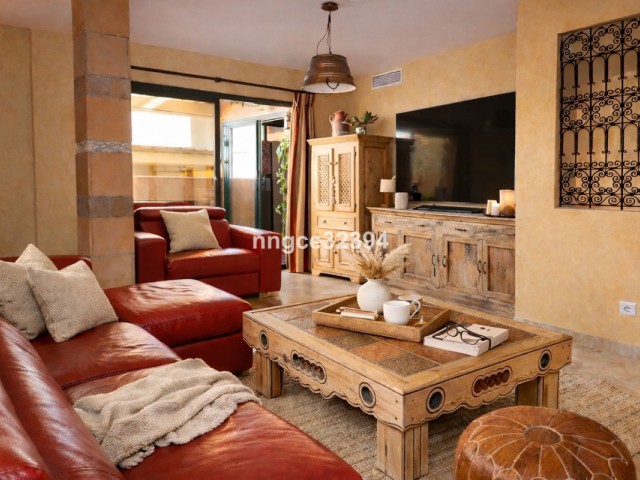 Apartamento con 4 Dormitorios  en San Pedro de Alcántara