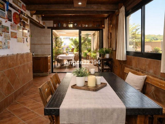 Apartamento con 4 Dormitorios  en San Pedro de Alcántara