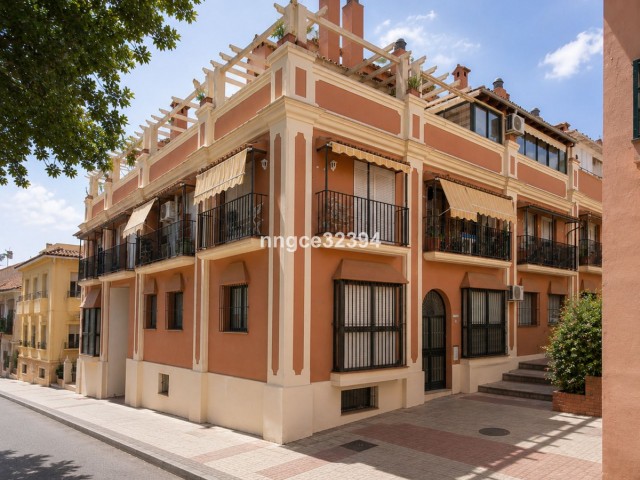 Apartamento con 4 Dormitorios  en San Pedro de Alcántara