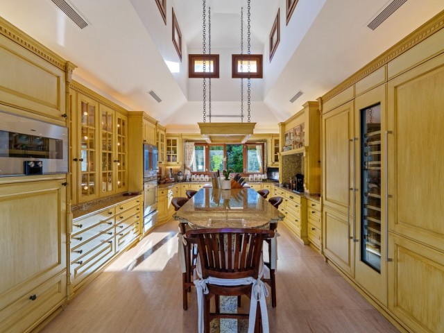 6 Bedrooms Villa in The Golden Mile