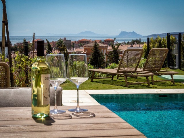 Maison mitoyenne avec 4 Chambres  à Estepona