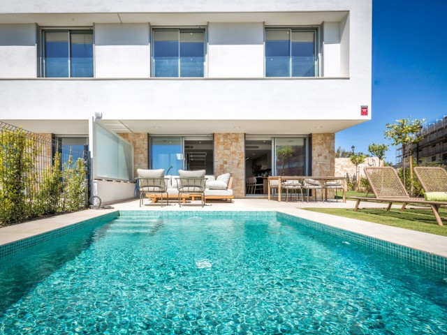 Maison mitoyenne avec 4 Chambres  à Estepona