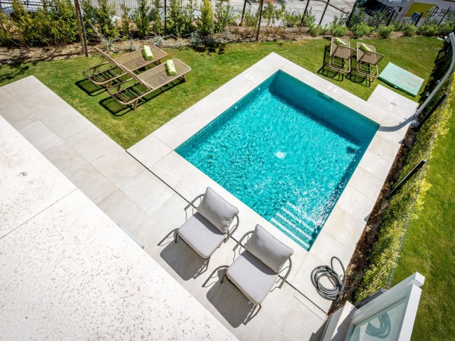 Maison mitoyenne avec 4 Chambres  à Estepona