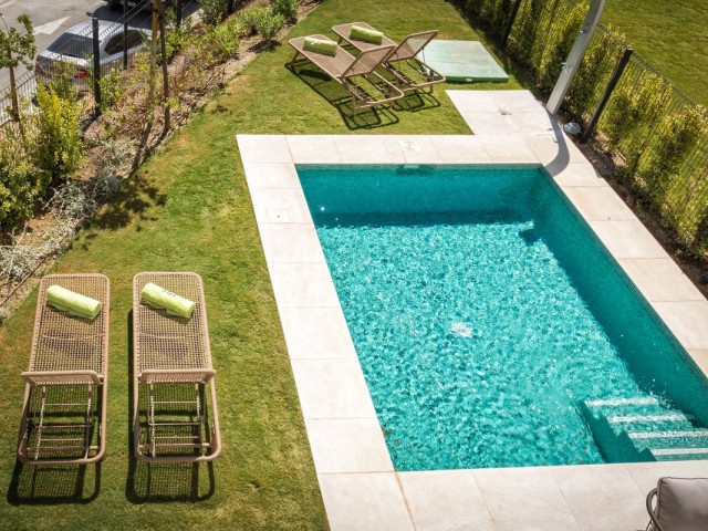 Maison mitoyenne avec 4 Chambres  à Estepona