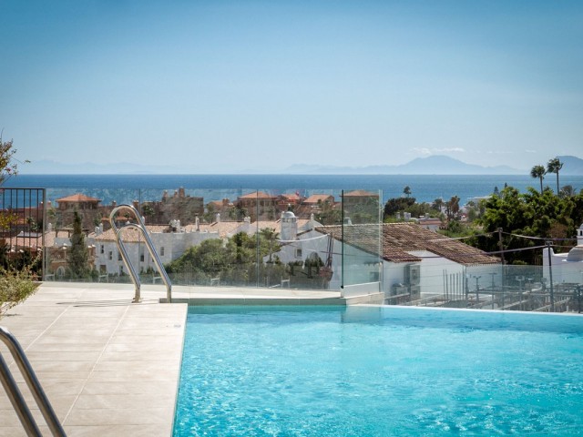 Maison mitoyenne avec 4 Chambres  à Estepona