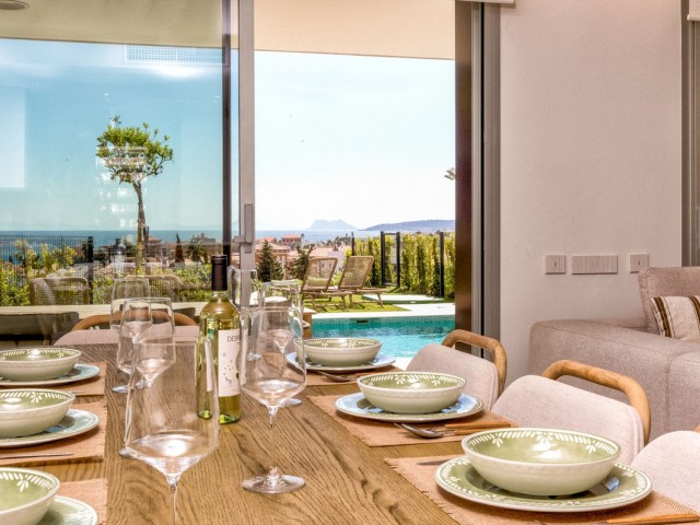 Maison mitoyenne avec 4 Chambres  à Estepona