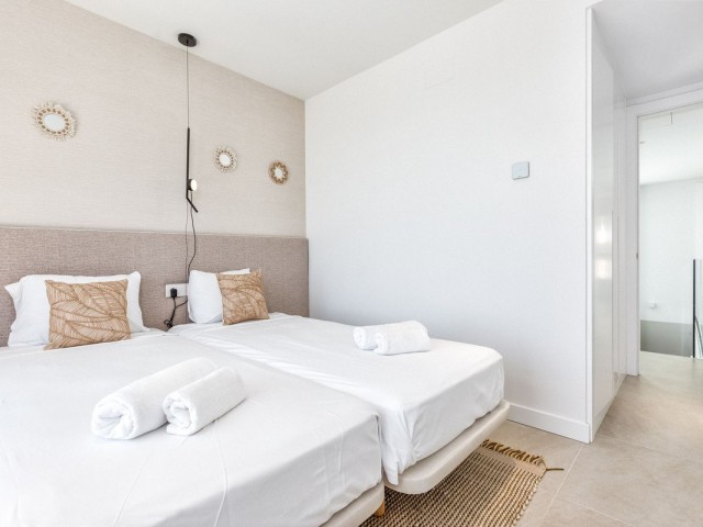 Maison mitoyenne avec 4 Chambres  à Estepona
