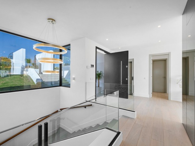 6 Soveroms Villa i Estepona