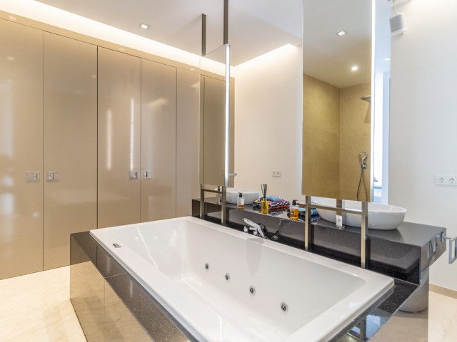 6 Bedrooms Villa in Benahavís