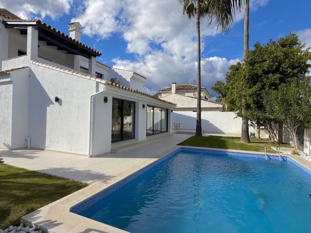 5 Bedrooms Villa in Nueva Andalucía