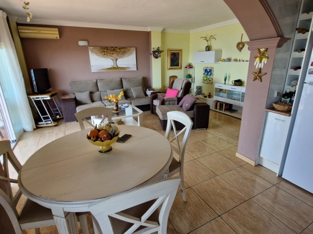 Apartamento con 3 Dormitorios  en Estepona