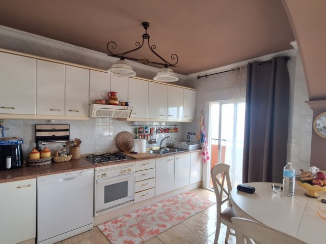 Apartamento con 3 Dormitorios  en Estepona
