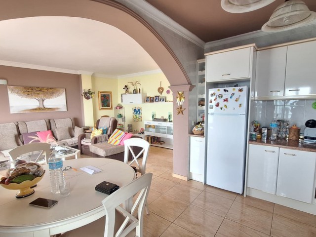 Apartamento con 3 Dormitorios  en Estepona