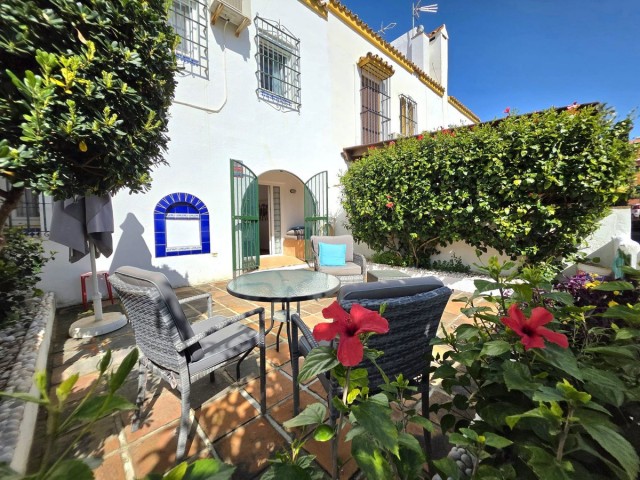 Rijtjeshuis, Casares Playa, R5323108