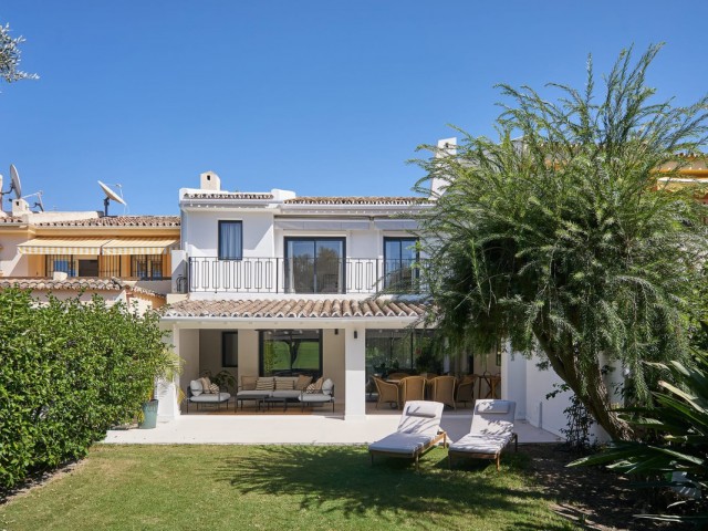 4 Schlafzimmer Reihenhaus in Nueva Andalucía