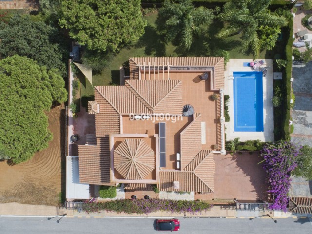 6 Bedrooms Villa in Elviria