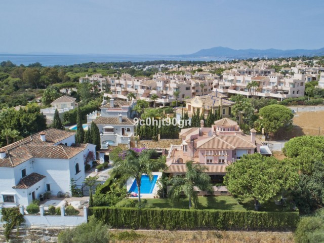 6 Bedrooms Villa in Elviria