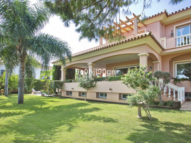 6 Bedrooms Villa in Elviria