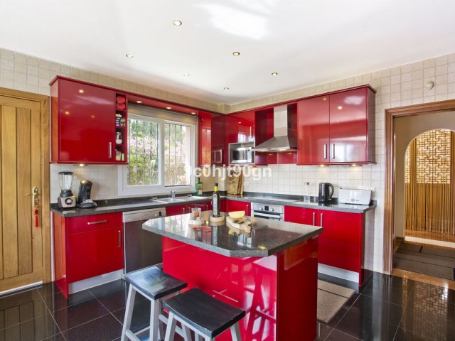 6 Bedrooms Villa in Elviria