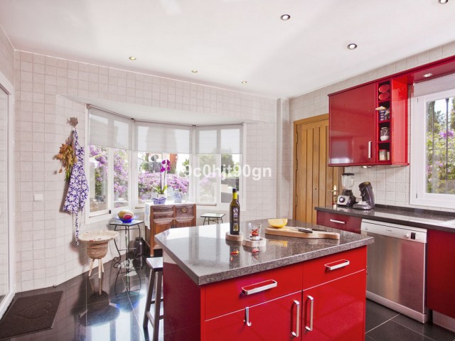 6 Bedrooms Villa in Elviria
