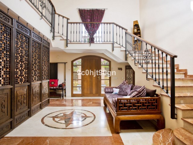 6 Bedrooms Villa in Elviria