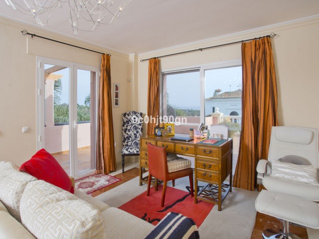 6 Bedrooms Villa in Elviria