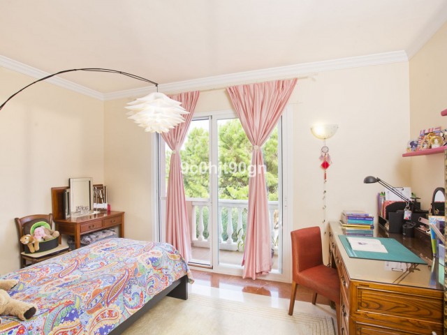 6 Bedrooms Villa in Elviria