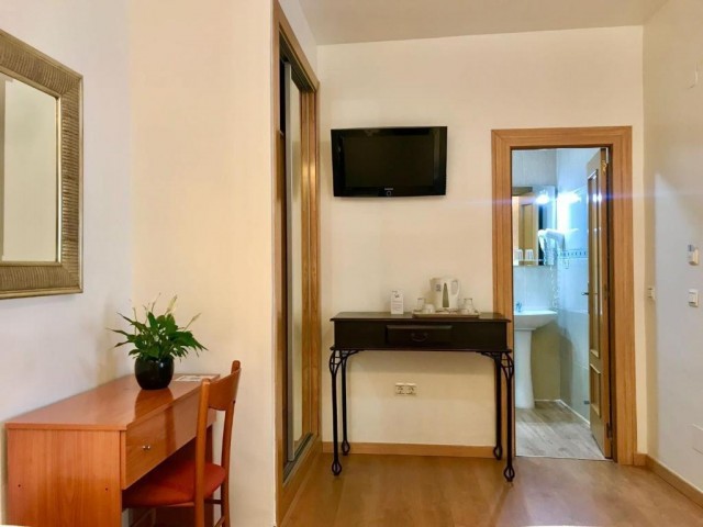 Comercial con 16 Dormitorios  en Torremolinos