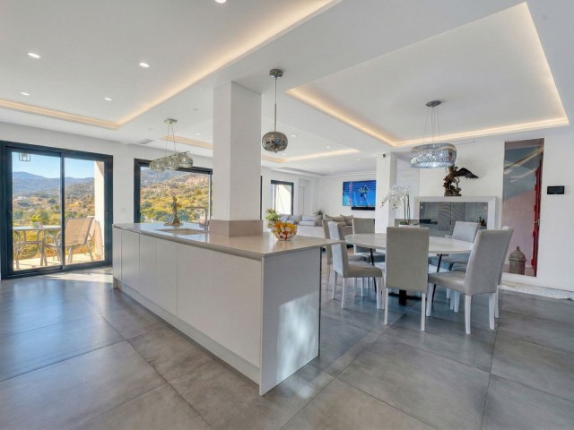 Villa avec 4 Chambres  à Istán