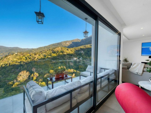 Villa avec 4 Chambres  à Istán