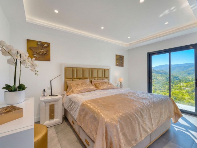 Villa avec 4 Chambres  à Istán