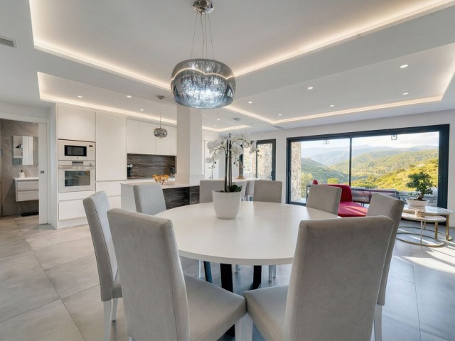 Villa avec 4 Chambres  à Istán