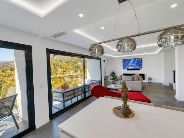 Villa avec 4 Chambres  à Istán