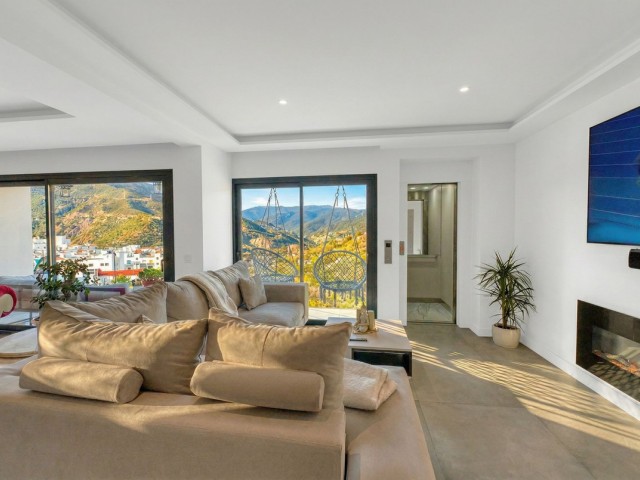 Villa avec 4 Chambres  à Istán